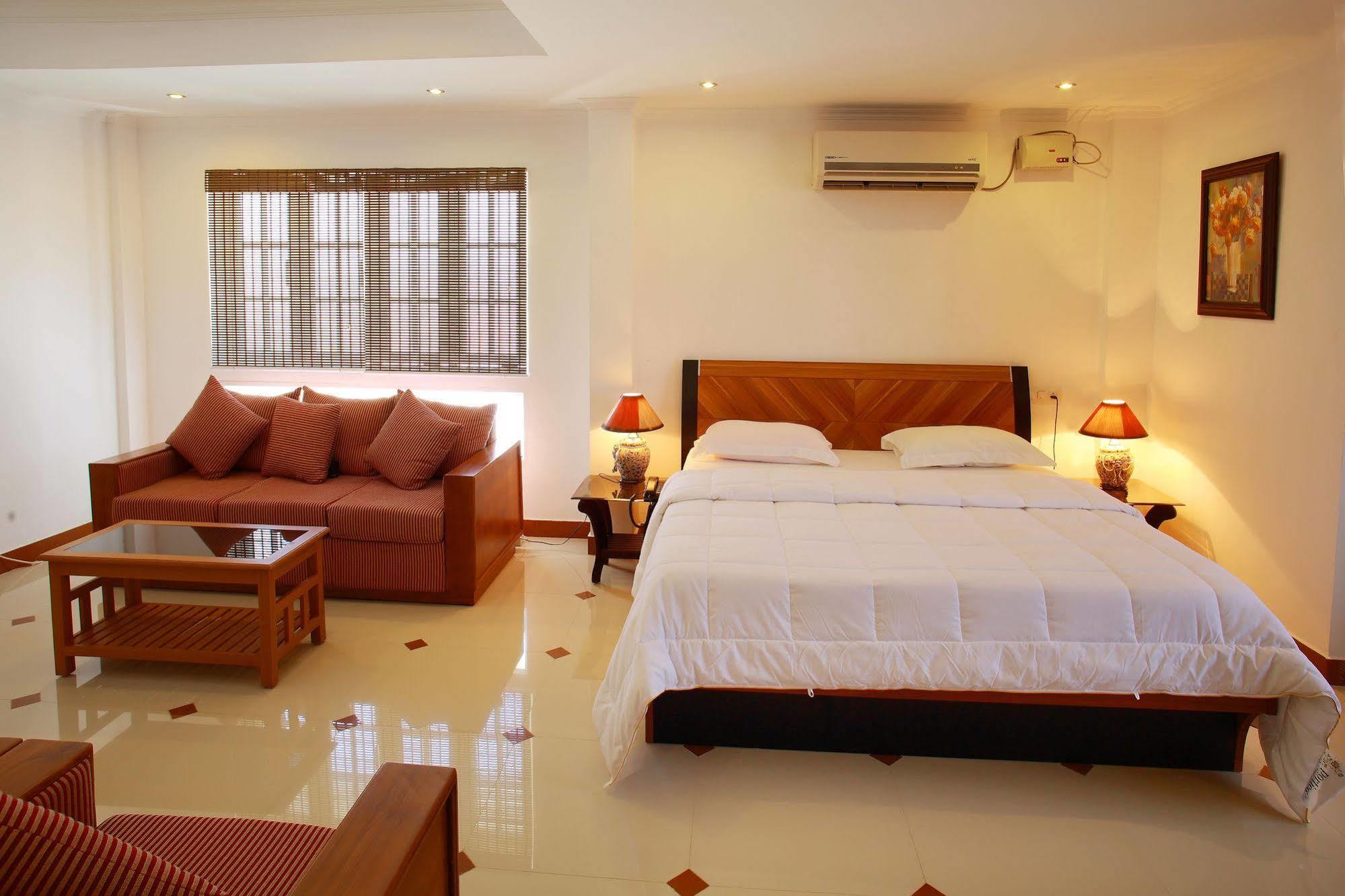 Phils' Residency & Banquets Hotel Kochi Eksteriør billede