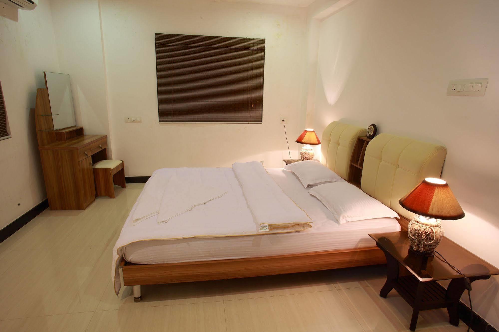 Phils' Residency & Banquets Hotel Kochi Eksteriør billede