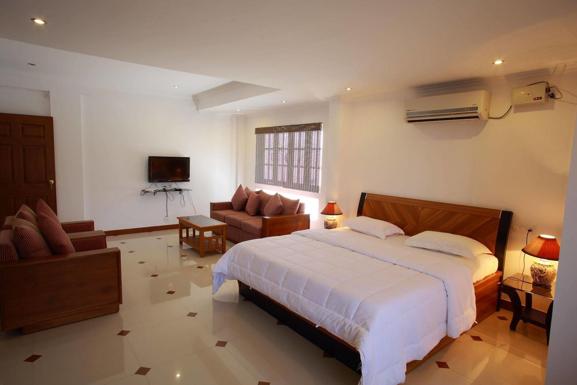 Phils' Residency & Banquets Hotel Kochi Eksteriør billede