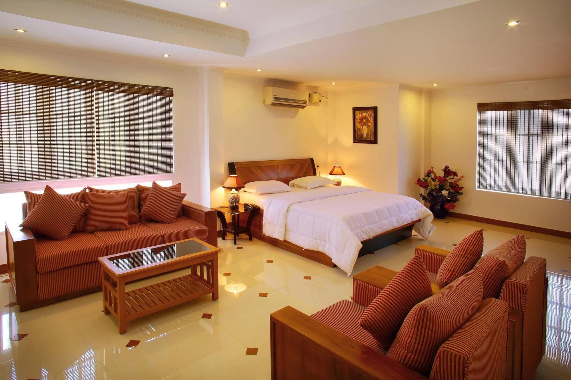 Phils' Residency & Banquets Hotel Kochi Eksteriør billede